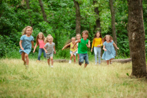 Kinder mit der Natur