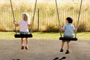 Aufstellen einer Kinderschaukel