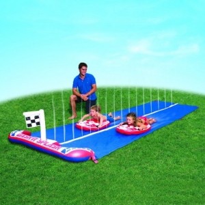 Foto mit Papa - Bestway 52113B - Wasserrutsche für Kinder  488 cm mit 2 Surfbrettern