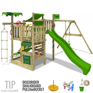 Seitenansicht Fatmoose Spielturm Kletterturm aus Holz mit grüner Rutsche