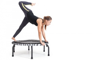 Frau auf dem JumpSport Swing Fitnesstrampolin- Einzelgummiseil Aufhängung