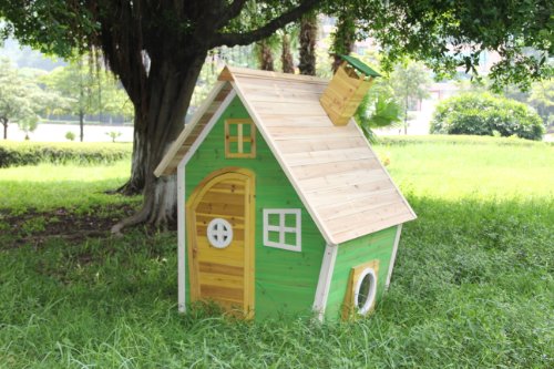Foto auf der Wiese Kinderspielhaus NELE - Spielhaus aus Holz
