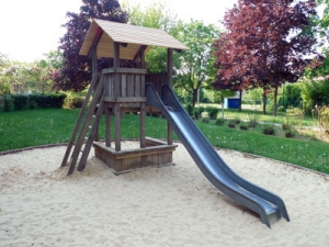 Spielturm mit Rutsche