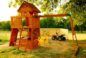 Spielturm mit Schaukel