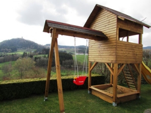 Stelzenhaus mit Schaukel